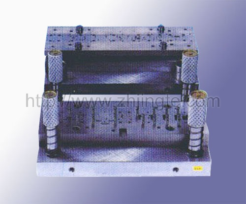 Continuous blanking die for circlip