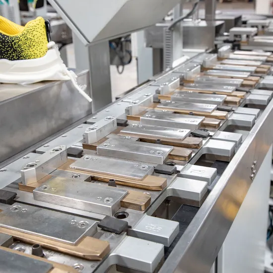 全自动注塑成型装配流水线（制鞋）